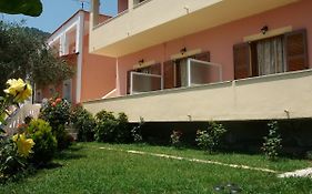 Roza'S Home And Studios